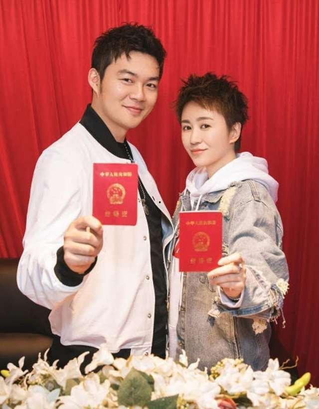 娱乐圈爆料姐弟恋领证了,甜蜜领证，幸福升级